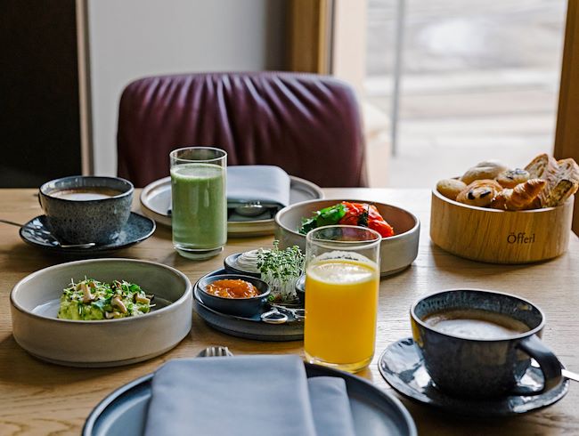 Set Breakfast Table